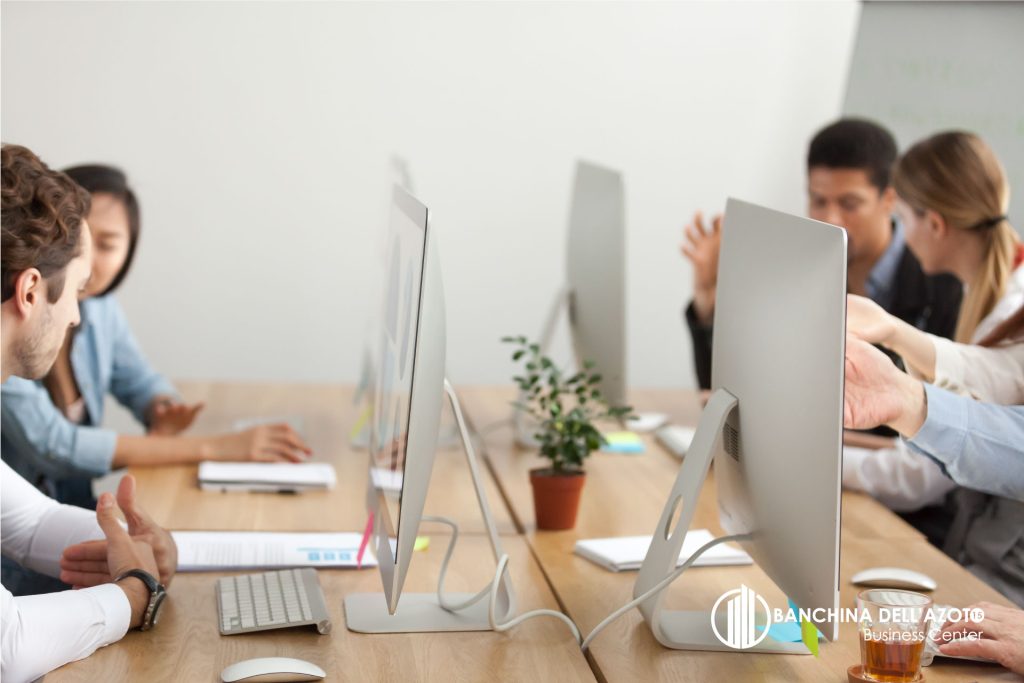 Foto di persone che lavorano in coworking nel Business Center di Venezia