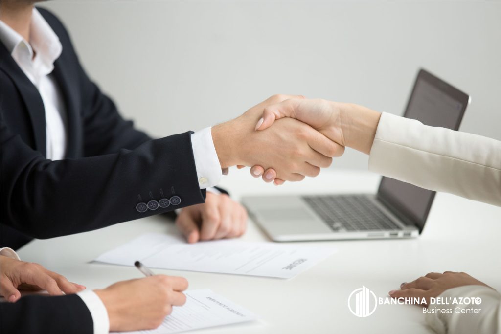 Foto della conclusione di un affare in ufficio a ore