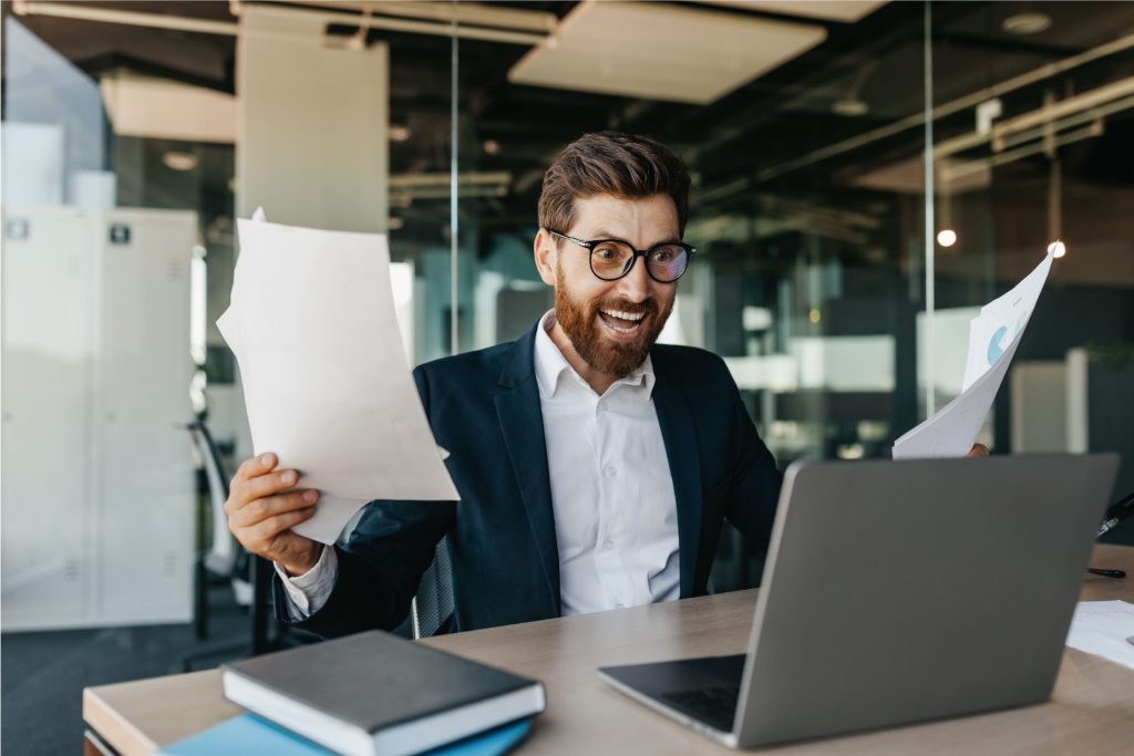 Foto di imprenditore che lavora in sede secondaria a Venezia